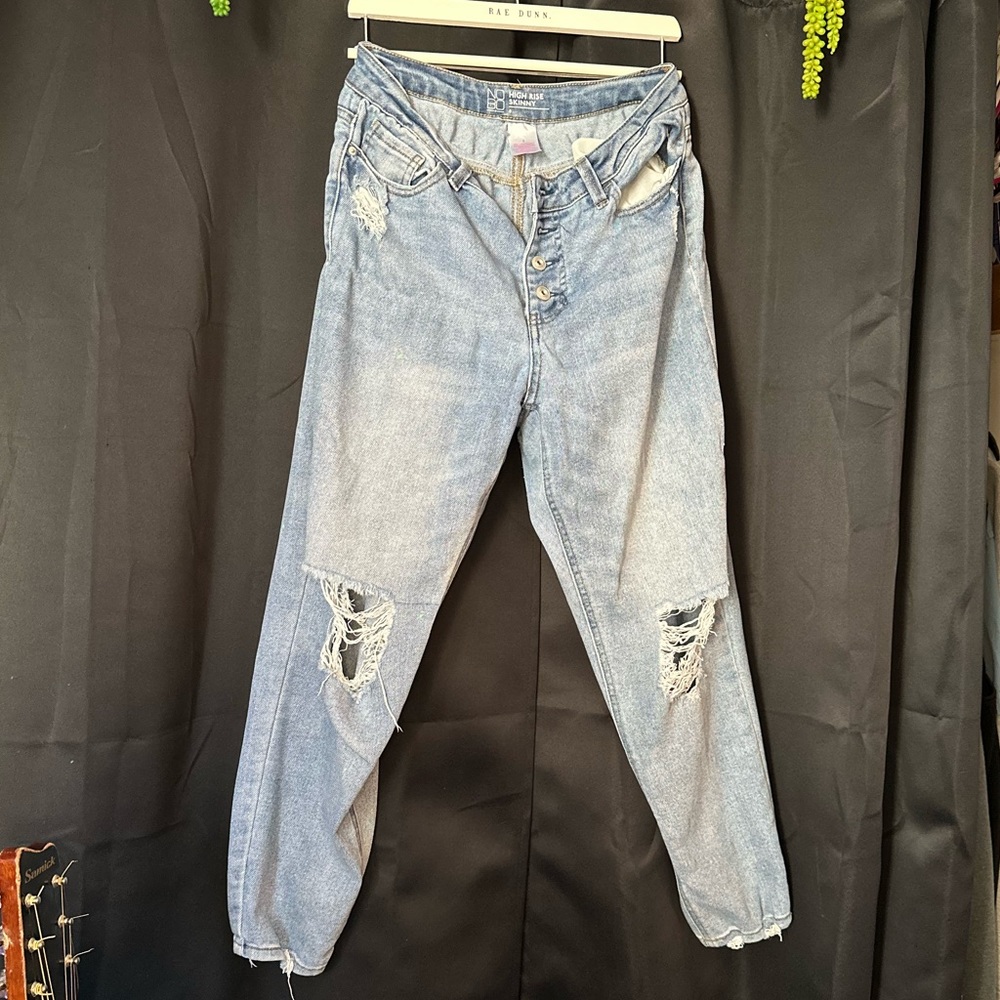 No Boundaries hole jeans- high waisted